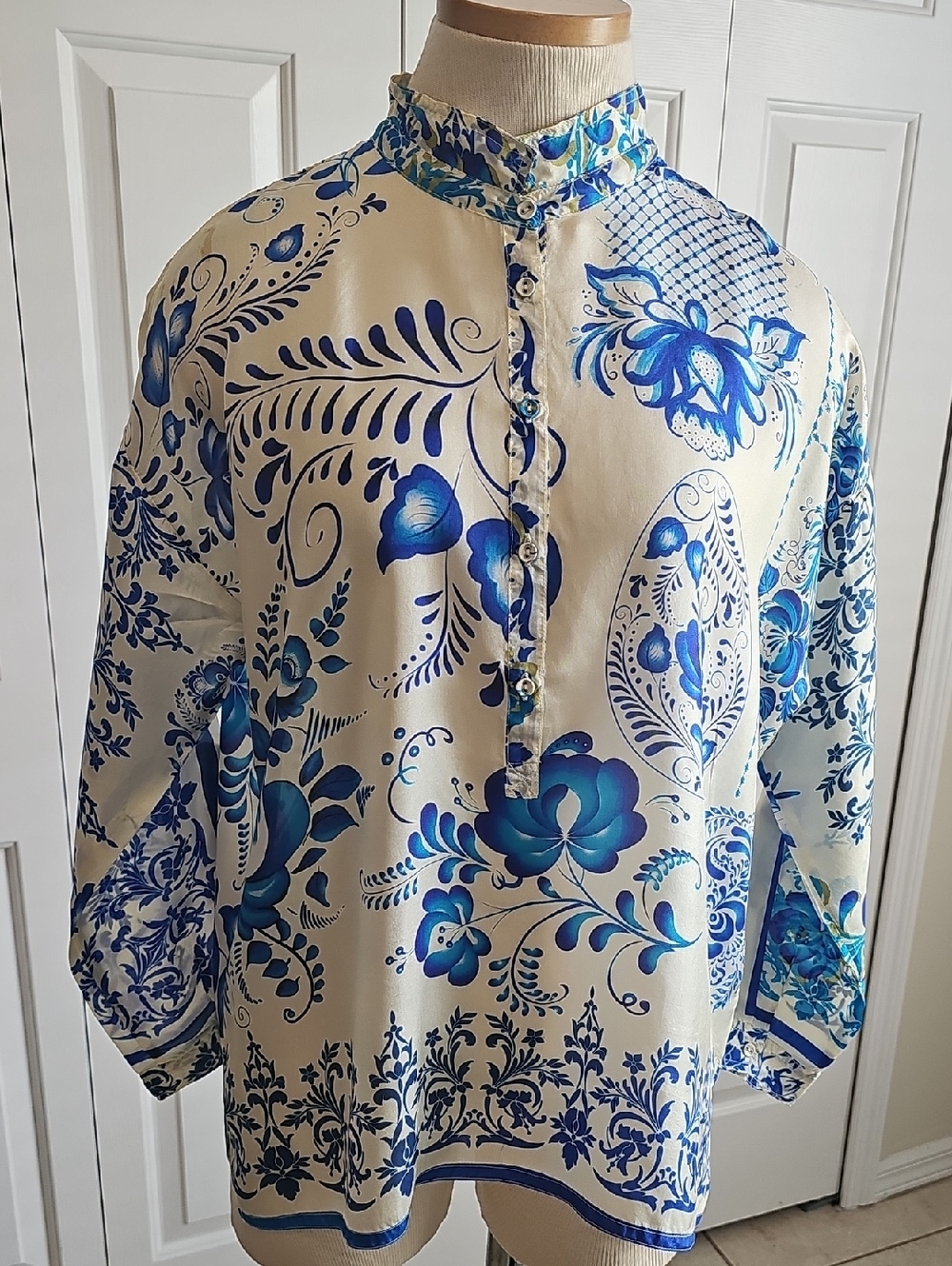 Johnny Was Porcelain Print Tunic Blouse Womens Size L‎ Blue White Floral Silk